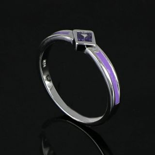 Ασημένιο δαχτυλίδι με μοβ ρίγες στο πλάι και μοβ ζιργκόν σε σχήμα ρόμβου - 