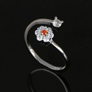 Ασημένιο δαχτυλίδι με λευκό ζιργκόν και λουλουδάκι με λευκά και πορτοκαλί ζιργκόν - 