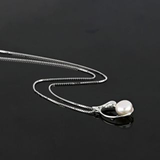 925 Sterling Silver rhodium plated necklace with fresh water pearl in the center - 