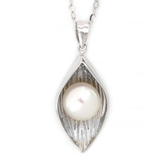 925 Sterling Silver rhodium plated necklace with a white fresh water pearl and embossed design - 