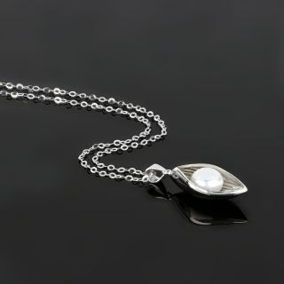 925 Sterling Silver rhodium plated necklace with a white fresh water pearl and embossed design - 