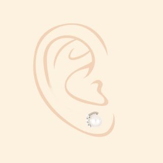 925 Sterling Silver stud earrings with white cubic zirconia and a fresh water pearl in the center - 