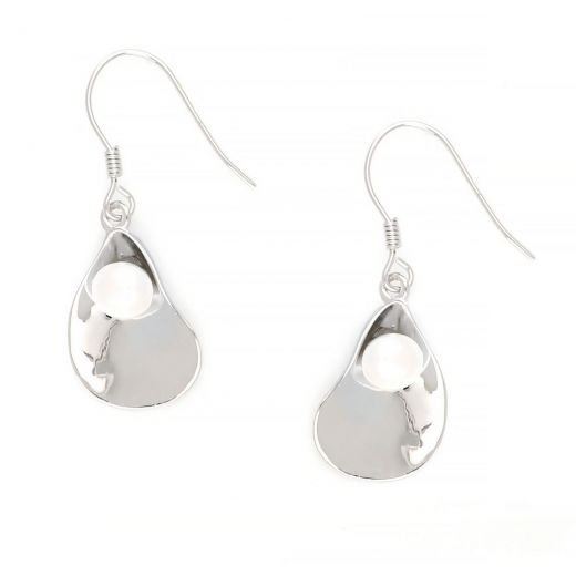 925 Sterling Silver earrings with a hook and a fresh water pearl