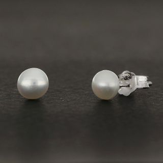 Ασημένια σκουλαρίκια καρφωτά επιροδιωμένα με λευκό φυσικό μαργαριτάρι 5mm - 