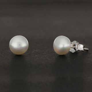 Ασημένια σκουλαρίκια καρφωτά επιροδιωμένα με λευκό φυσικό μαργαριτάρι 7mm - 