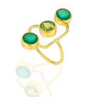 Χειροποίητο ασημένιο δαχτυλίδι επιχρυσωμένο με στρογγυλές  πέτρες δύο πράσινο όνυχα και μία περίδοτο - 