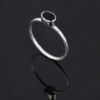 Χειροποίητο ασημένιο δαχτυλίδι επιροδιωμένο με οβάλ μαύρο όνυχα  (7x5mm) - 