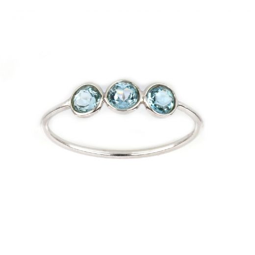 Χειροποίητο ασημένιο δαχτυλίδι επιροδιωμένο με τρεις στρογγυλές πέτρες ελβετικό μπλε τοπάζι