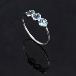Χειροποίητο ασημένιο δαχτυλίδι επιροδιωμένο με τρεις στρογγυλές πέτρες ελβετικό μπλε τοπάζι - 