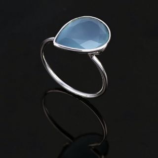 Χειροποίητο ασημένιο δαχτυλίδι επιροδιωμένο με γαλάζιο χαλκηδόνιο σε σχήμα σταγόνας - 