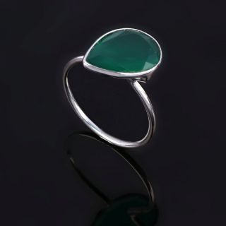 925 Sterling Silver ring rhodium plated with Green Onyx in the drop shape - 