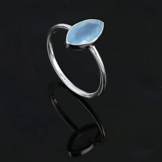 Χειροποίητο ασημένιο δαχτυλίδι επιροδιωμένο με γαλάζιο χαλκηδόνιο σχήματος "νυχάκι" - 