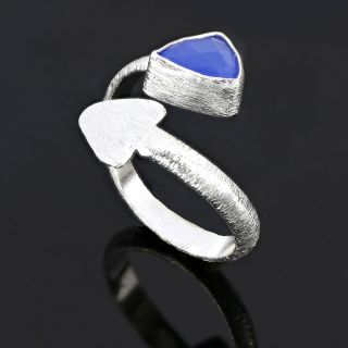 Χειροποίητο ασημένιο δαχτυλίδι επιροδιωμένο με μπλε χαλκηδόνιο σε τριγωνικό σχήμα - 