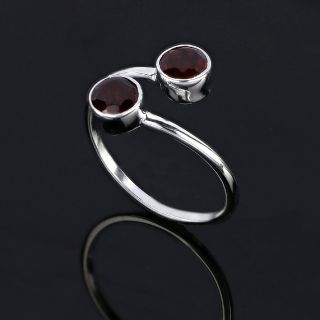 925 Sterling Silver ring rhodium plated with two round garnet stones (12 x 6 mm) - 