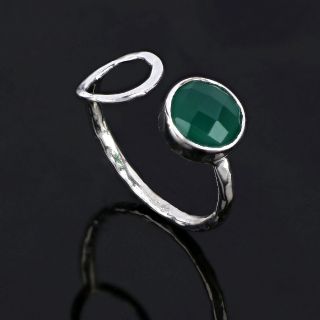 Χειροποίητο ασημένιο δαχτυλίδι επιροδιωμένο με στρογγυλό πράσινο όνυχα (9 mm) - 
